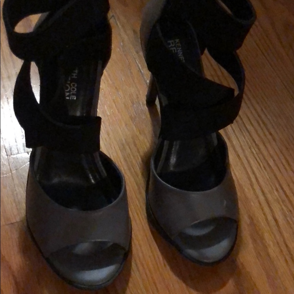 Kenneth Kole Reaction Gray sandals. Size 7 1/2 MED